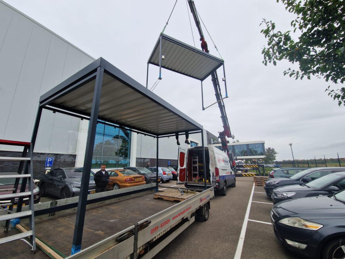 Rookoverkapping aanschaffen? 9 Levering en plaatsing van twee Myla rookoverkappingen met kraanwagen, inclusief transport van rookabri's voor bedrijfsterrein